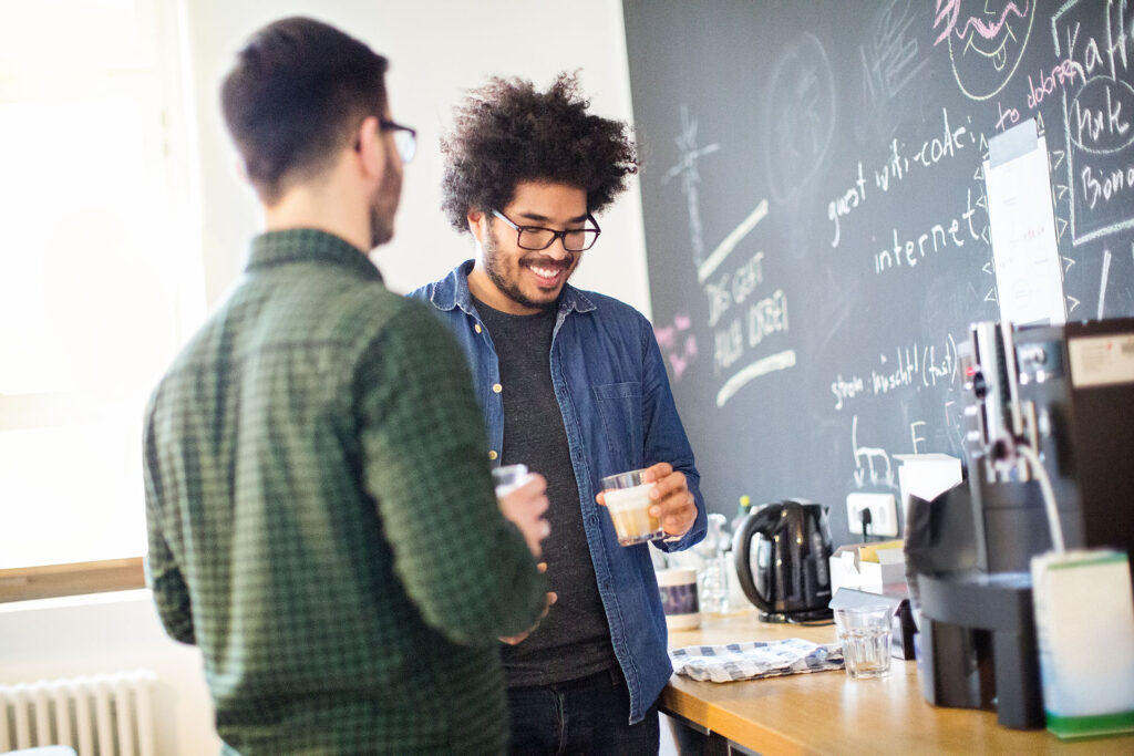 Empresários e funcionários fazendo uma pausa para o café